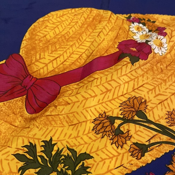 Vibrant authentic Gucci - Picture 3 of 3